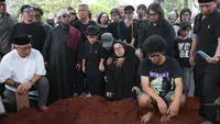 Potret Pemakaman Doddy Katamsi, Isak Tangis Chika Sang Anak Pecah