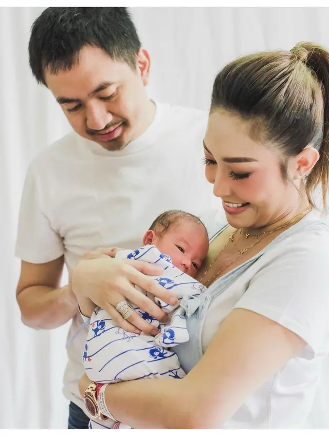 Potret Terbaru Ayu Dewi Pasca Melahirkan Bersama Keluarga
