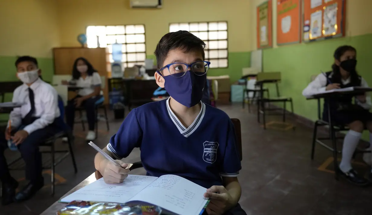 Murid kelas enam Alex Alarcon menghadiri hari pertama sekolah tatap muka di National School Two Celsa Speratti School, Asuncion, Paraguay, Senin (30/8/2021). Sekolah tatap muka digelar setelah satu setengah tahun belajar jarak jauh di tengah pandemi COVID-19. (AP Photo/Jorge Saenz)