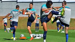 Nani, Cristiano Ronaldo, Bruno Alves dan Raul Meireles (dari kiri ke kanan) terlihat melakukan peregangan otot jelang berlatih bersama di Campinas, Brasil, (14/6/2014). (REUTERS/Mauro Horital)