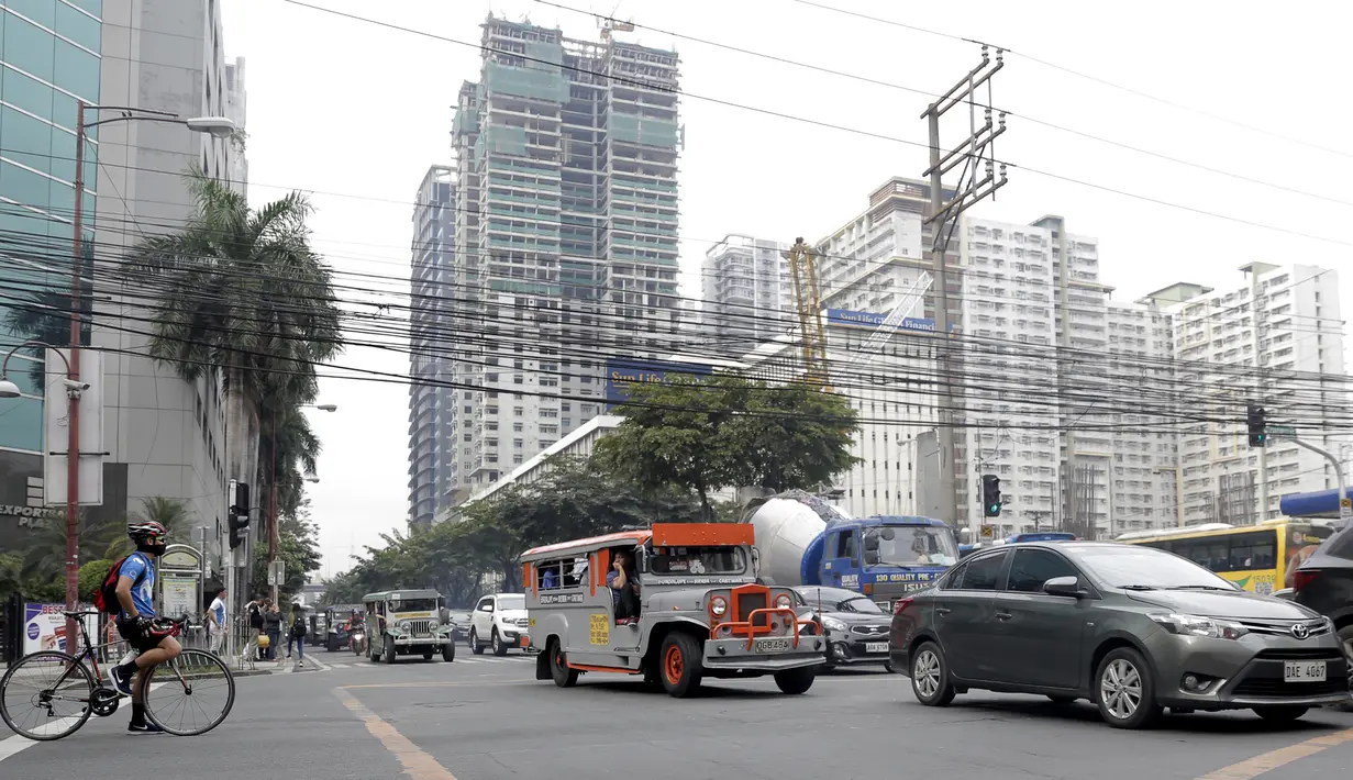 Sebuah mobil Jeepney melintas di antara kemacetan yang terjadi di Manila, Filipina, Jumat (22/11). Jeepney merupakan transportasi umum paling populer dan sudah menjadi ikon di Filipina. (Bola.com/M Iqbal Ichsan)