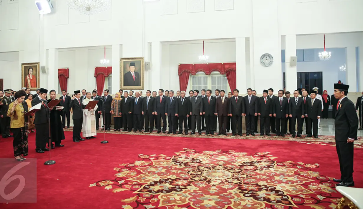 Suasana pengucapan sumpah jabatan saat pelantikan lima pimpinan KPK di Istana Negara, Jakarta, Senin (21/12/2015). Presiden Jokowi melantik lima pimpinan KPK periode 2015-2019. (Liputan6.com/Faizal Fanani)