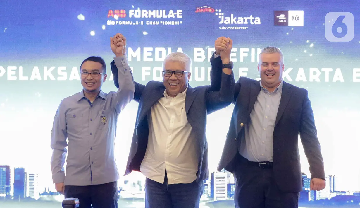 Direktur Utama PT Jakarta Propertindo Dwi Wahyu Daryoto (tengah), Ketua Ikatan Motor Indonesia Pusat Sadikin Aksa (kiri) dan Formula E Operation Nuno Fernandez saat hadir dalam konferensi pers kesiapan Penyelenggaraan Formula E Jakarta di Jakarta, Jumat (14/2/2020). (Liputan6.com/Faizal Fanani)