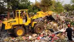 Sebuah alat berat beroperasi menumpu ksampah di TPSS Kalibata, Jakarta, Rabu (4/11/2015). Pemerintah DKI Jakarta berencana membangun TPST atau Intermediate Treatment Facilities di empat lokasi berbeda. (Liputan6.com/Helmi Fithriansyah)