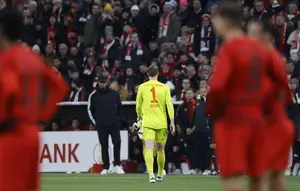 Kiper Bayern Munich asal Jerman #01, Manuel Neuer, meninggalkan lapangan setelah menerima kartu merah selama pertandingan babak 16 besar Piala Jerman (DFB Pokal) FC Bayern Munich vs Bayer Leverkusen di Munich, Jerman selatan, Rabu dini hari WIB (4/12/2024). (Michaela STACHE/AFP)