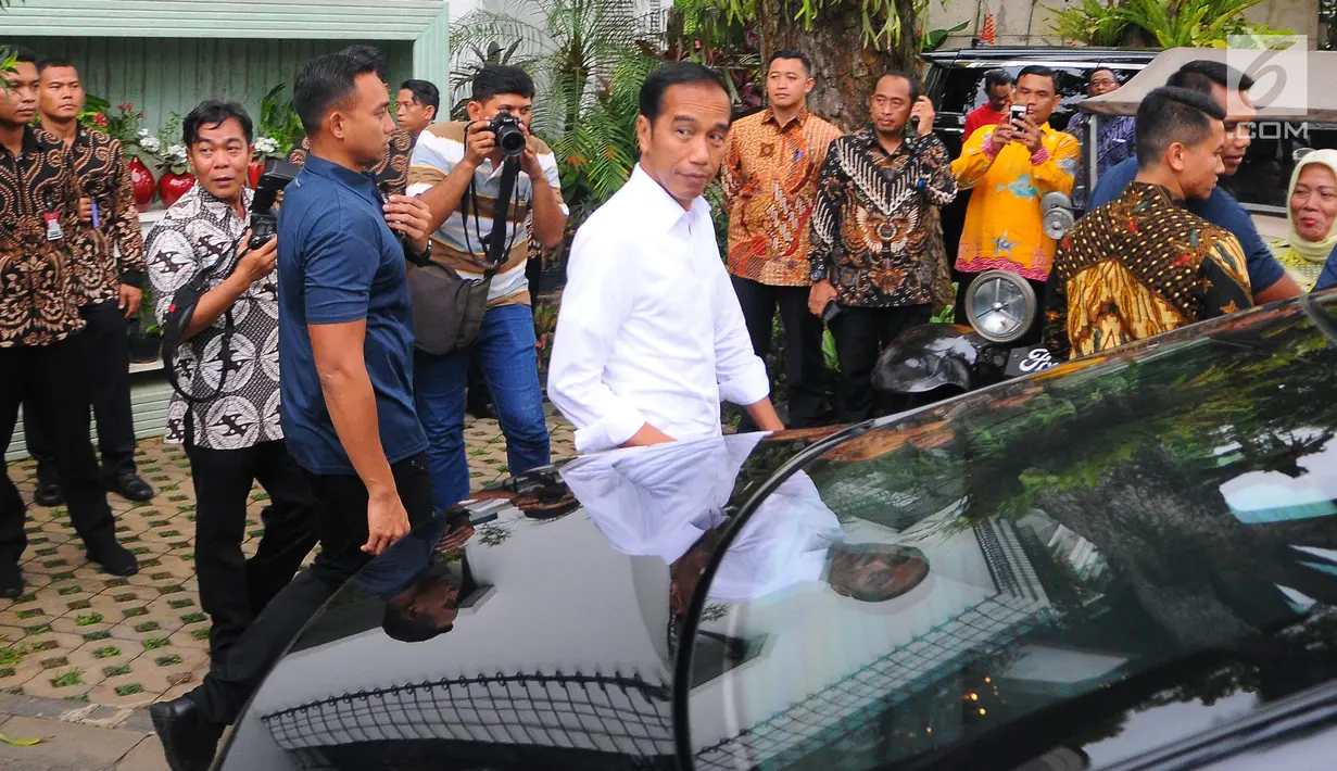 Capres 01 Joko Widodo usai memberikan keterangan pers di Plataran Menteng, Jakarta, Kamis (18/4). Dalam keterangannya Jokowi memaparkan hasil quick count dari 12 lembaga survei yang 100% sudah selesai, Jokowi-Amin memperoleh 54,55 % suara dan Prabowo-Sandi mendapat 45,5%. (Liputan6.com/Angga Yuniar)