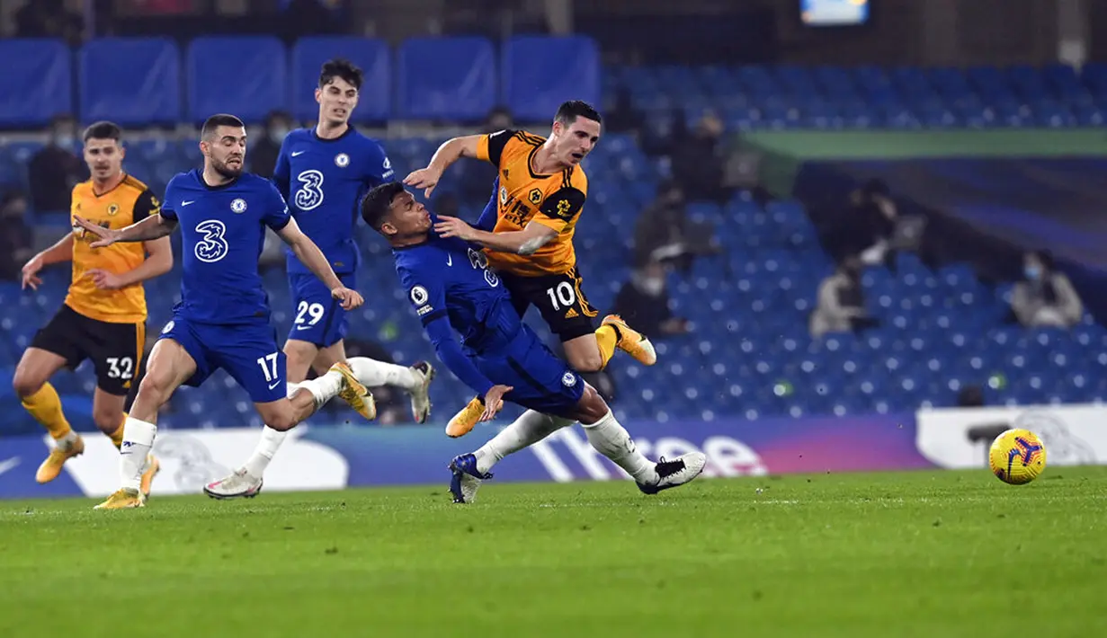 Pemain Wolverhampton Wanderers Daniel Podence (kanan) bertabrakan dengan pemain Chelsea pada pertandingan Liga Inggris di Stamford Bridge Stadium, London, Inggris, Rabu (27/1/2021). Pertandingan berakhir dengan skor 0-0. (Neil Hall/Pool via AP)