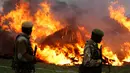 Tentara Kenya berjaga di sekitar lokasi pembakaran gading di Nairobi National Park, Kenya (30/4). Petugas memusnahkan sekitar 105 ton gading hasil penyitaan dari penyelundup dan pemburu. (Reuters/Thomas Mukoya)