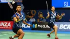 Ganda Campuran Indonesia, Edi Subaktiar/Gloria Emanuelle Widjaja saat melawan Yuta Watanabe/Arisa Higashino (Jepang) di laga pertama Indonesia Open 2017 di Jakarta, Selasa (13/6). Edi/Gloria kalah 18-21, 21-13, 17-21. (Liputan6.com/Helmi Fithriansyah)