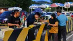 Pemudik beristirahat sambil menyantap makanan di dermaga penyebrangan di Pelabuhan Merak, Cilegon, Banten, Sabtu (6/4/2024). (Liputan6.com/Angga Yuniar)