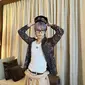 Taeyong, personel NCT 127 mengenakan kemeja batik saat berada di Indonesia. Ia pun memadukannya dengan t shirt putih, peci, dan sarung. [Instagram/@taeoxo_nct]