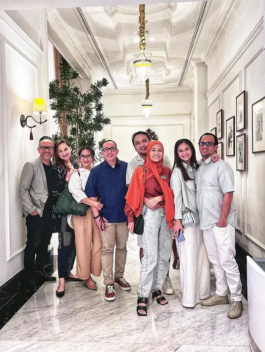 Mona Ratuliu dan Indra Brasco saat bukber bareng geng Momsweetmom, tetap awet muda semua ya (Foto: Instagram @meisya__siregar)