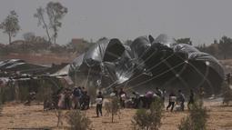 Seiring memburuknya situasi kemanusiaan di Gaza, operasi penerjunan bantuan yang sudah dikoordinasikan sejumlah negara sejak akhir Juli lalu terus dilakukan. (AP Photo/Abdel Kareem Hana)