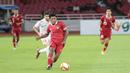 Pemain Timnas Indonesia U-22, Jeam Kelly Sroyer (tengah), mendapatkan penjagaan ketat dari pemain Timnas Lebanon U-22, dalam pertandingan uji coba yang berlangsung di Stadion Utama Gelora Bung Karno (SUGBK), Jakarta, Jumat (14/4/2023). (Bola.com/Abdul Aziz)