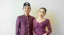 Penampilan cantik Ayu Dewi dibalut kebaya brokat modern berwarna ungu. Padu padan kain dengan corak yang manis semakin mempermanis penampilan Ayu Dewi di sini. [Foto: Instagram/askyfebrianti]