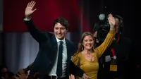 File foto pada 21 Oktober 2019, PM Kanada Justin Trudeau dan istrinya Sophie Gregorie Trudeau tiba untuk merayakan kemenangannya dengan para pendukung di Montreal. Dinyatakan positif terinfeksi virus corona covid-19, istri PM Kanada menjalani isolasi di rumah sakit . (Sebastien ST-JEAN/AFP)