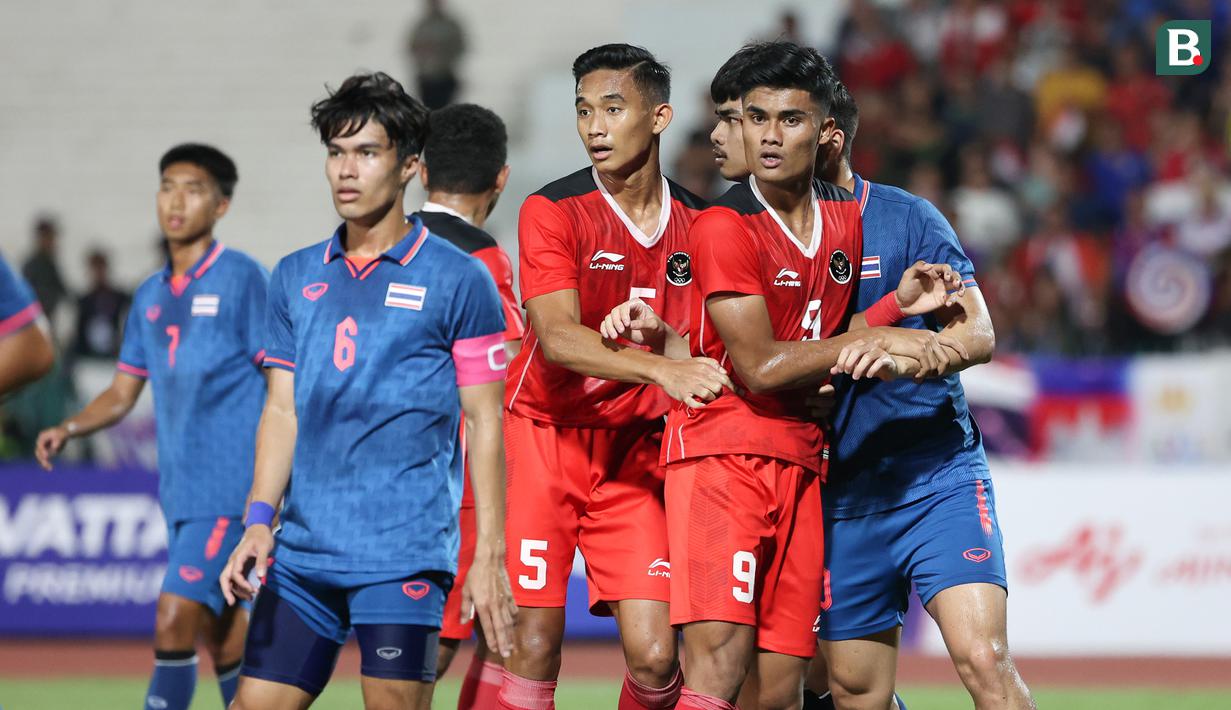 <p>Striker Timnas Indonesia U-22, Ramadhan Sananta dan Rizky Ridho Ramadhani ditempel ketat pemain Thailand pada laga final cabor sepak bola SEA Games 2023 di National Olympic Stadium, Phnom Penh, Kamboja, Selasa (16/5/2023). (Bola.com/Abdul Aziz)</p>