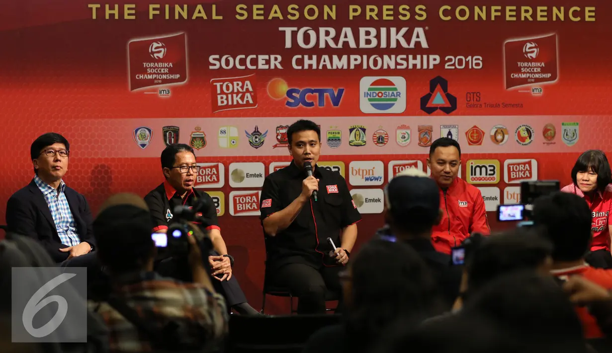 Pihak sponsor memberikan keterangan kepada wartawan saat press conference Torabika Soccer Championship di Main Hall SCTV, Jakarta, Rabu (21/12). Torabika Soccer Championship bergulir sejak April 2016 dengan 306 laga. (Liputan6.com/Gempur M. Surya)