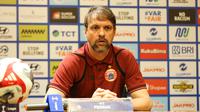 Pelatih Persija Jakarta, Mauricio Souza dalam jumpa pers jelang pertandingan melawa Persis Solo di Staidon Utama GBK, Minggu (26/4). (Bola.com/Abdul Aziz)