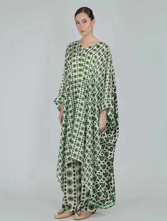 <p>Celebrity Fashion Stylist Erich Al Amin mengumpulkan koleksi baju Lebaran dari desainer lokal dalam nuansa warna hijau. Warna yang sering dianggap mewakili ketenangan, menurutnya cocok menjadi tren baju Lebaran 2022. Seperti koleksi set kaftan dan celana dari Studi133Biyan yang menghadirkan pattern polkadot warna hijau dengan look vintage Foto: Instagram @studio133biyan</p>