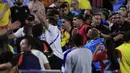 Striker Timnas Uruguay, Darwin Nunez (tengah) bersama rekan setim berusaha menghampiri suporter lawan di atas tribun penonton usai berakhirnya laga semifinal Copa America 2024 di Bank of America Stadium, Charlotte, Amerika Serikat, Kamis (11/7/2024) pagi WIB. (AFP/Getty Images/Buda Mendes)