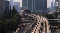 Suasana Lintas Raya Terpadu (LRT) di kawasanan Kuningan, Jakarta, Sabtu (31/7/2021). Pembangunan LRT Jakarta-Bogor-Depok-Bekasi (Jabodebek) Tahap I telah mencapai 85,75 persen dan di targetkan beroprasi pada pertengahan tahun 2022. (Liputan6.com/Angga Yuniar)