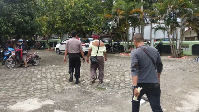 Pakaian dan wajah dua orang debt collector, terkoyak usai dikeroyok massa, Kamis (17/7/2019).(Liputan6.com/Ahmad Akbar Fua)