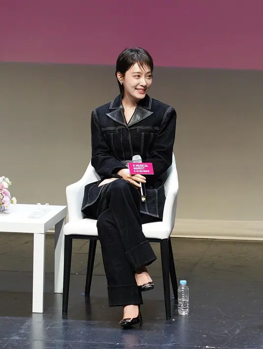 Poni juga bisa jadi satu alternatif menyiasati gaya rambut bondol ala Kim Hieora. Di sini ia menyisakan beberapa rambut di bagian depannya sebagai poni untuk mempermanis penampilannya secara keseluruhan. [Foto: Instagram/hereare0318]