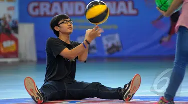 Salah satu peserta memeragakan aksi freestyle di acara Popmie InstaHits Grand Final Kompetisi Frestyle Bakset Ball, Senayan, Minggu (17/2/2015). (Liputan6.com/Faisal R Syam) 
