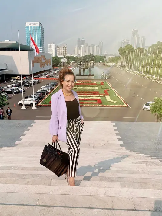 Salah satu program yang kembali dijalaninya adalah In The Kost yang tayang di NET. Ia pun bersyukur bisa kembali lagi, setelah beberapa episode sempat absen untuk memulihkan kesehatannya. (Instagram/melaney_ricardo)