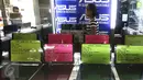 Pedagang saat menjaga kiosnya di pusat barang elektronik di Mangga Dua, Jakarta, Minggu (12/6). Hal ini disebabkan oleh membaiknya pertumbuhan ekonomi pada kuartal I/2016. (Liputan6.com/Angga Yuniar)