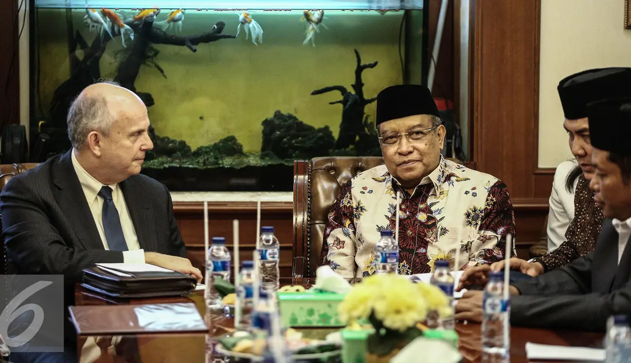 Joseph R Donovan (kiri) saat menemui Ketua PBNU Said Aqil Sirad di Gedung PBNU, Jakarta, Kamis (2/2). Kedatangan Joseph R Donovan ke PBNU sebagai perkenalan (Dubes) AS untuk Indonesia yang baru. (Liputan6.com/Faizal Fanani)