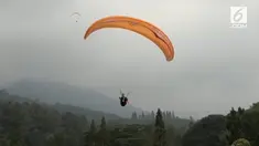Dua medali perunggu berhasil didapatkan Indonesia. Kali ini dari cabang paralayang nomor lintas alam beregu putra dan putri.