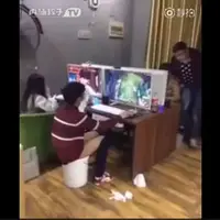 Malas ke WC, bocah ini duduk di ember untuk tampung kotorannya.