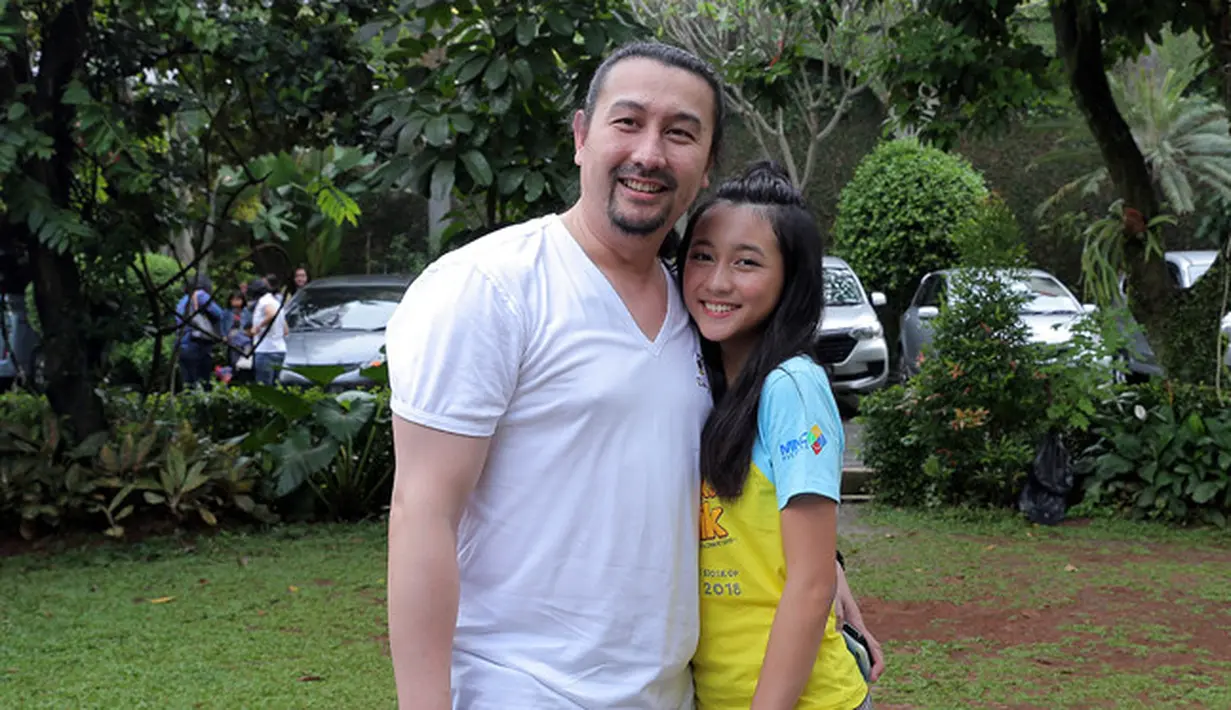 "Kebersamaan antara aku dan teman-teman kalau lagi ada day off, kita bisa hang out ke mal terus bareng-bareng berenang. Pas shooting juga suka becanda-becanda," ungkapnya. (Deki Prayoga/Bintang.com)