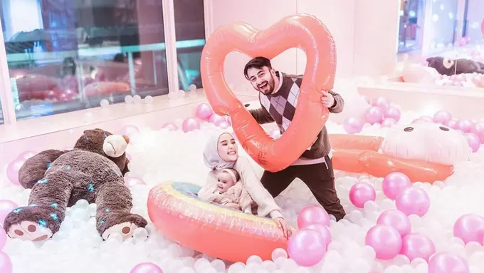 Kompaknya Keluarga Kecil Irvan Farhad dalam Berbagai Momen