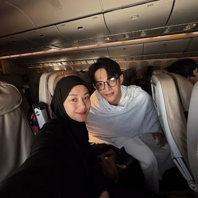6 Potret Romantis Rey Mbayang dan Dinda Hauw Selama Umrah,