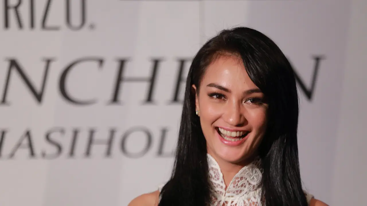 Atiqah Hasiholan