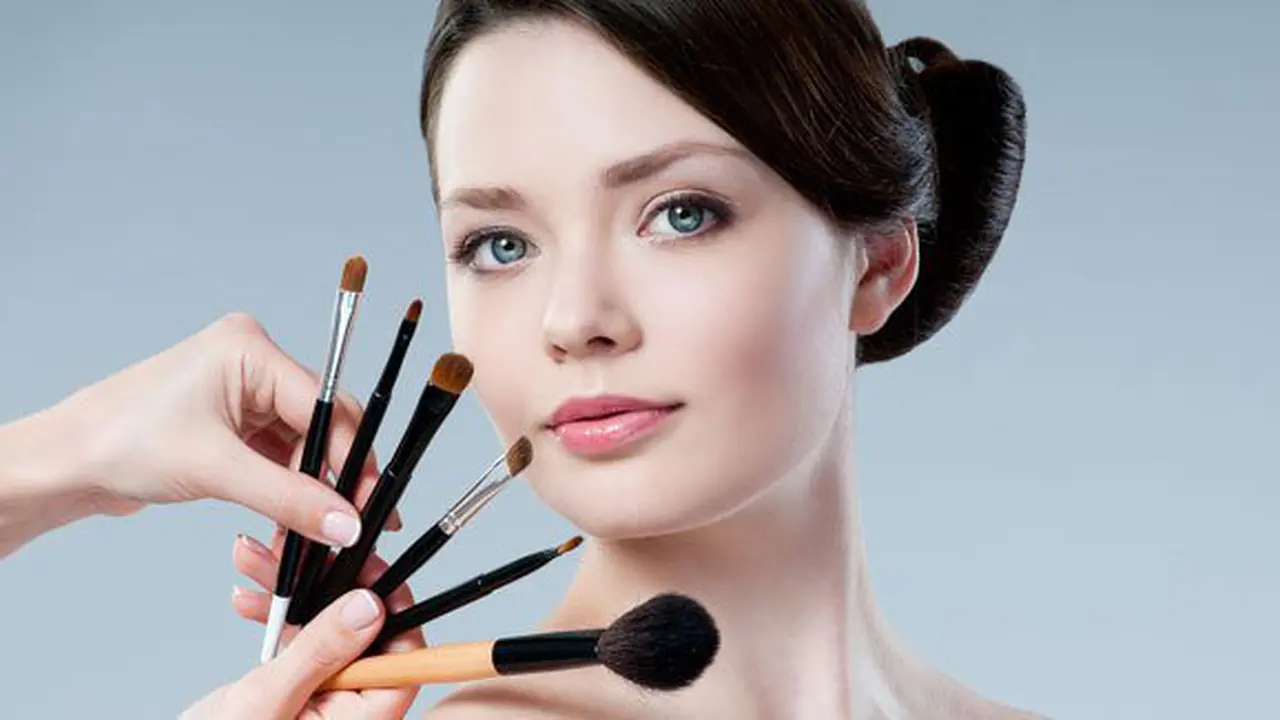 Pemula wajib tahu brush yang penting untuk eyeshadow/copyright: thinkstockphotos.com