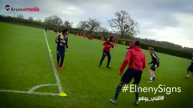 Mohamed Elneny pesepak bola Mesir yang baru saja ditransfer dari Basel ke Arsenal tampak sudah menjalani latihan perdananya bersama rekan setim di Arsenal.