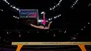 Pesenam putri Italia Chiara Barzasi tampil pada kualifikasi nomor balok keseimbangan Kejuaraan Dunia Gimnastik 2025 di Indonesia Arena, Jakarta, Selasa (21/10/2025). (BAY ISMOYO/AFP)