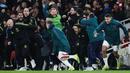 Reaksi bahagia Mikel Arteta, tim pelatih, dan pemain cadangan Arsenal setelah menang atas Porto pada babak adu penalti saat laga leg kedua 16 besar Liga Champions 2023/2024 di Emirates Stadium, London, Inggris, Rabu (13/03/2024). (AFP/Adrian Dennis)