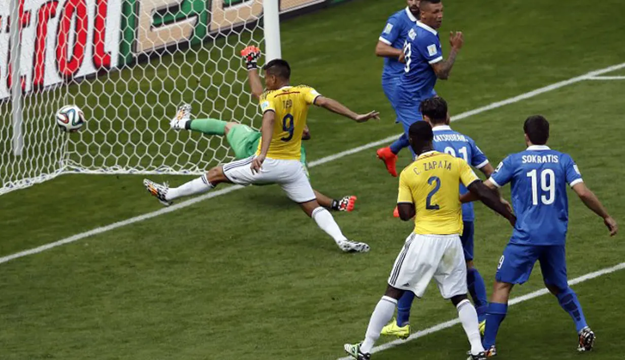 Proses gol kedua Kolombia ke gawang Yunani yang dicetak Teofilo Gutierrez di laga penyisihan Piala Dunia 2014 Grup C di Belo Horizonte, Brasil, (14/6/2014). (AFP PHOTO/Adrian Dennis) 