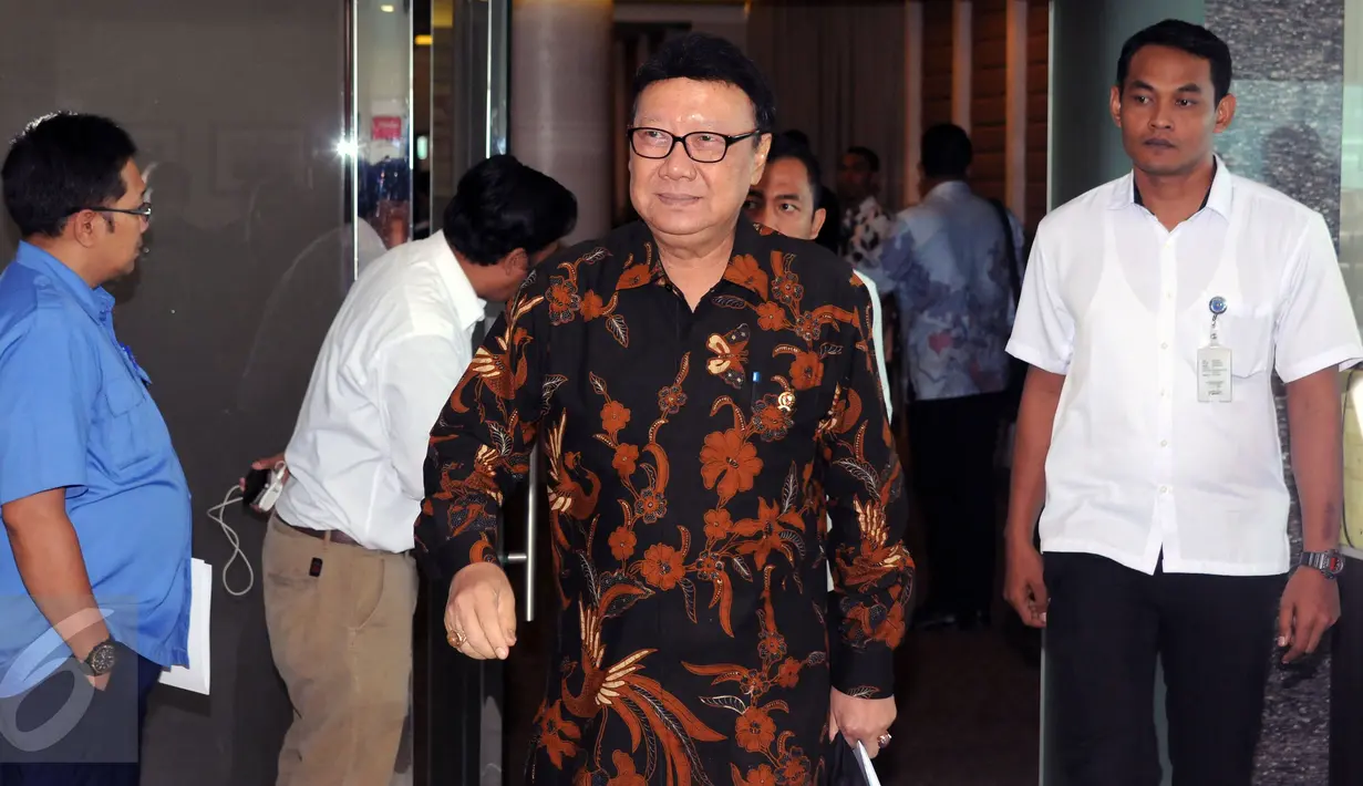 Mendagri Tjahjo Kumolo meninggalkan ruang rapat usai Rakor Persiapan Pelaksanaan Asian Games 2018 di Jakarta, Rabu (31/8). Rakor dipimpin Menko PMK, Puan Maharani berlangsung tertutup dan dihadiri instansi terkait. (Liputan6.com/Helmi Fithriansyah)