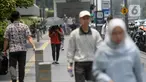 Warga beraktivitas pada siang hari sekitar pukul 11.54 WIB saat fenomena hari tanpa bayangan di kawasan Bundaran Hotel Indonesia (HI), Jakarta, Selasa (8/10/2024). (Liputan6.com/Herman Zakharia)