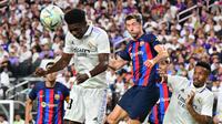 Pemain Real Madrid, Aurelien Tchouameni (kiri) menanduk bola saat pertandingan persahabatan antara Real Madrid melawan Barcelona di Stadion Allegiant, Las Vegas, Amerika Serikat, Minggu (24/07/2022) pagi WIB. (AFP/Frederic J. Brown)