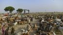 Pemandangan umum pasar ternak menjelang festival Muslim Idul Adha, di pinggiran Karachi pada 19 Juni 2023. (AFP/Asif Hassan)