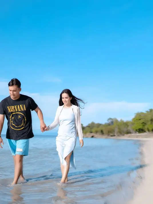 Usai lewati badai rumah tangga, mereka sepakat untuk memperbaiki hubungan. Kini mereka kembali romantis seperti dulu. [Instagram.com/ladynayoan]