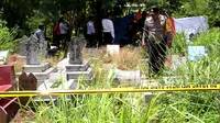 Aparat Polresta Cirebon menggali lagi makam ketua geng motor Moonraker yang menjadi korban pembunuhan. (Liputan6.com/Panji Prayitno)