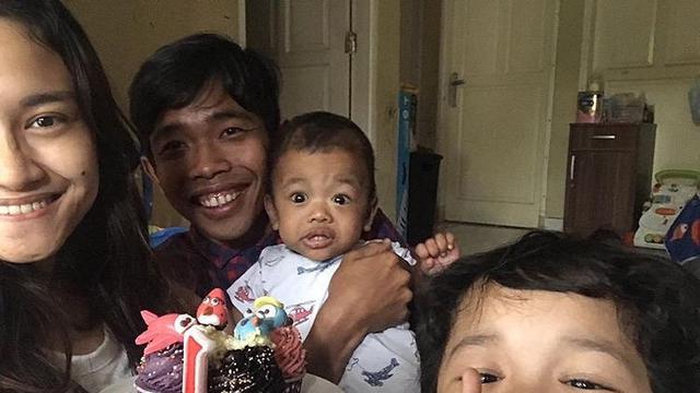 Istri Hamil Anak Ketiga, Ini 6 Potret Keluarga Kecil Dede Sunandar dan Karen